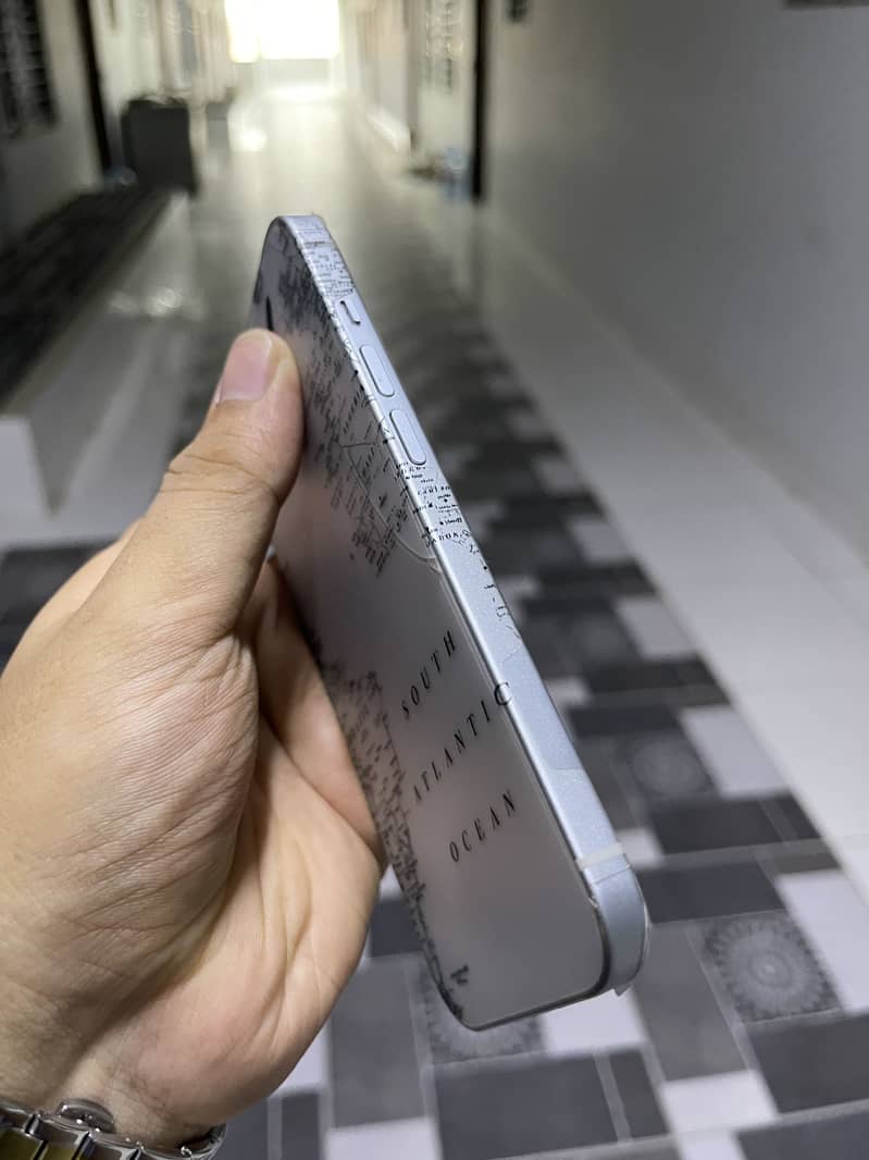 iPhone 15 4