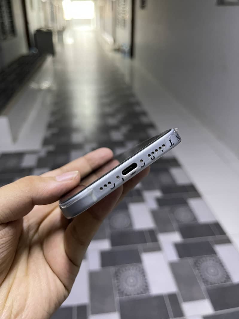 iPhone 15 6