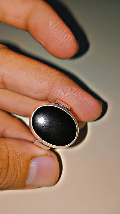black yummy do tole chandi mein banaa hua hai