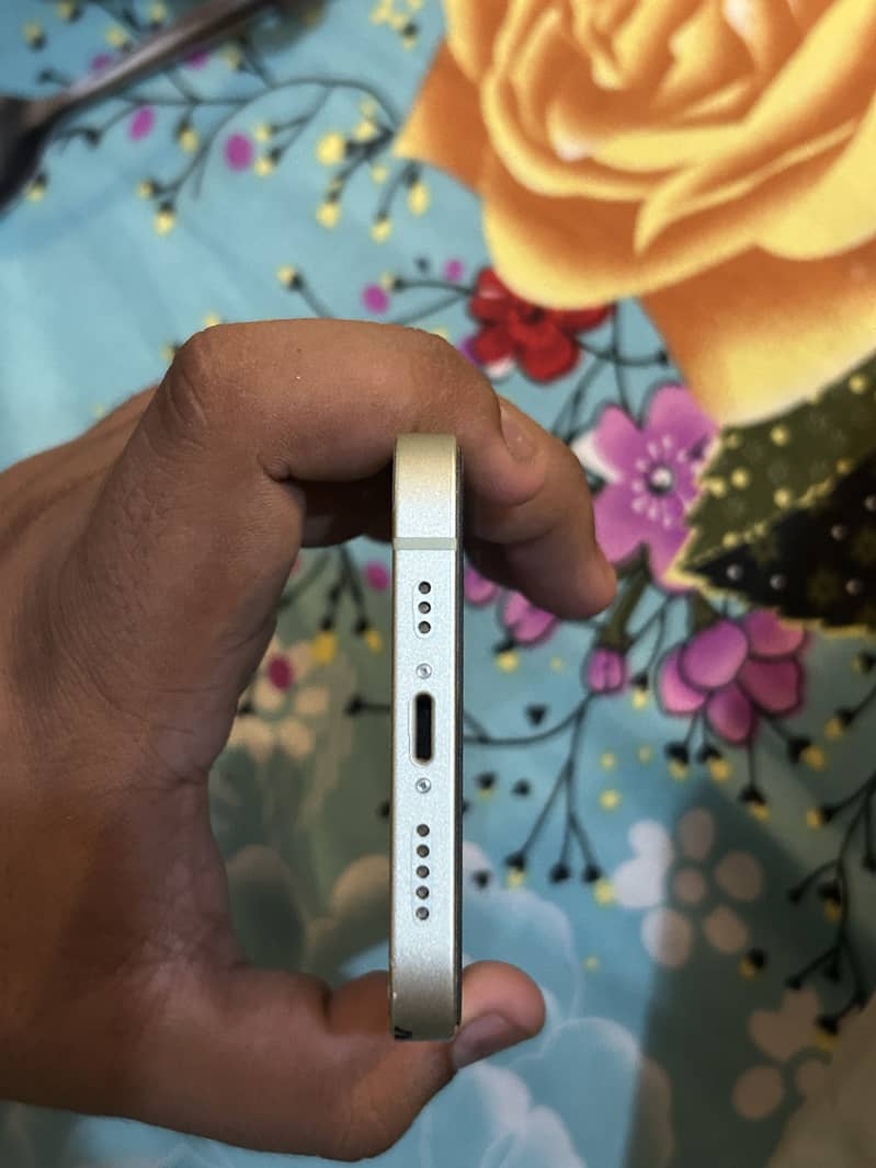 Apple iPhone 12 4