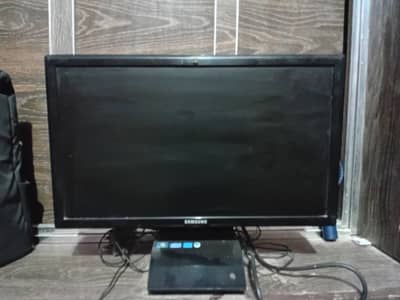 Samsung ka pc hy lcd k nichy hi add hy pc core i3 3rd gen hy