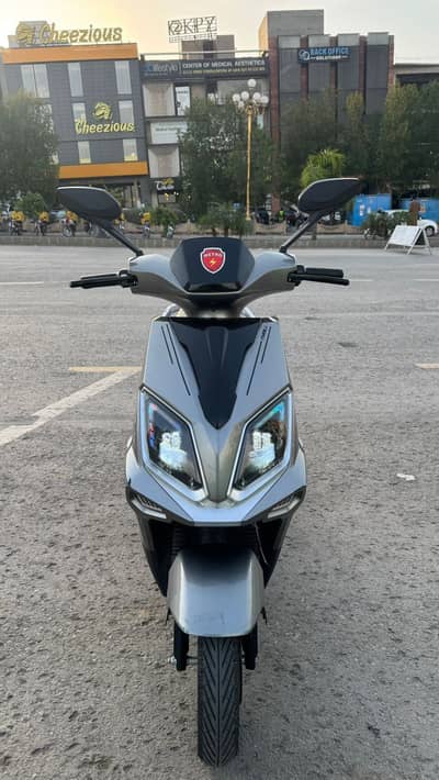Metro thrill pro electric scooty
