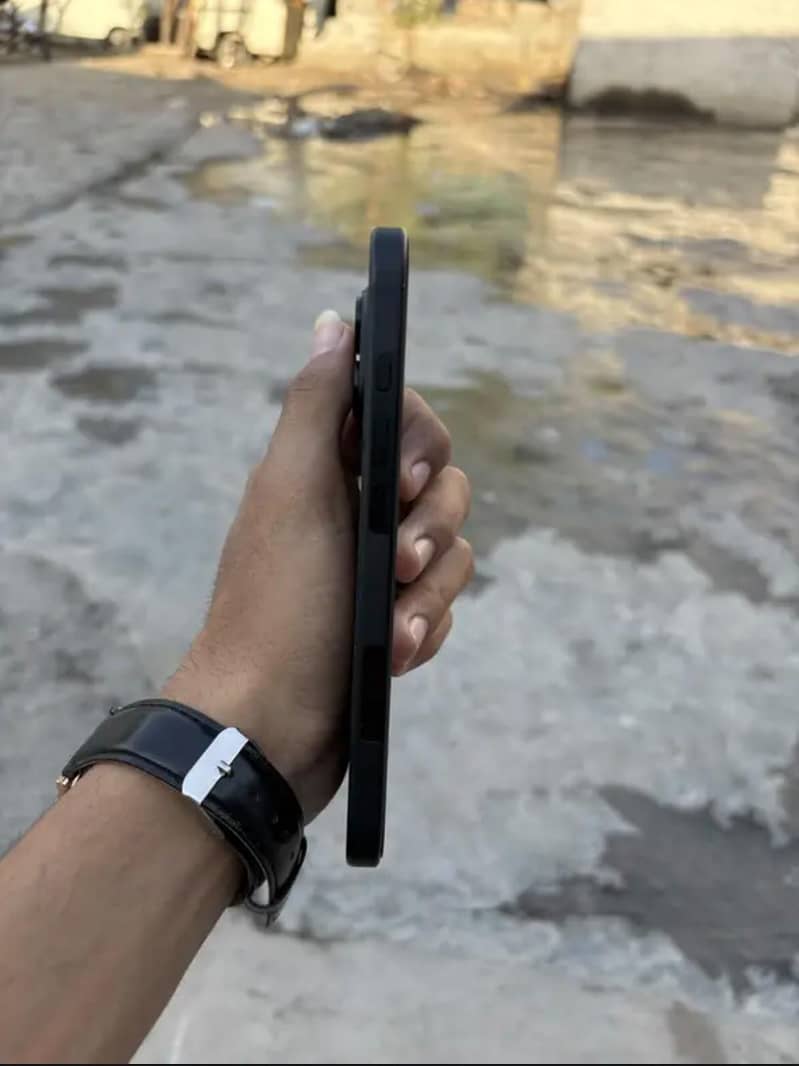 Apple iPhone 16 1