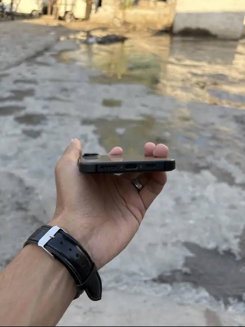 Apple iPhone 16 2