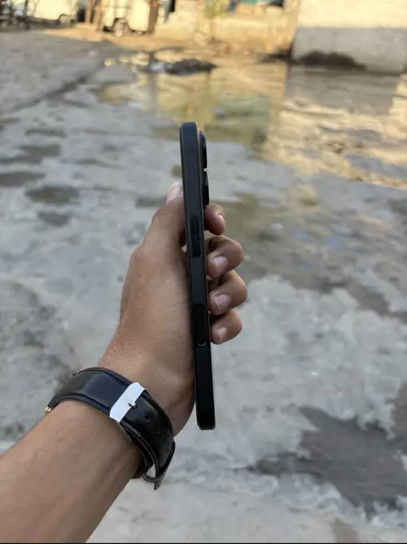 Apple iPhone 16 4