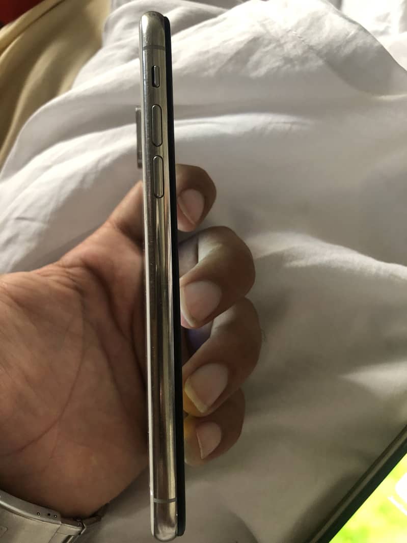 Apple iPhone X 4