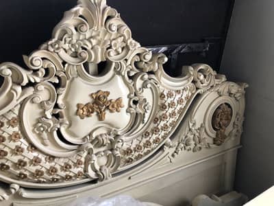 Chinoti king bed