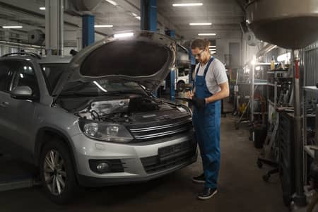 Kici mechanic k pas jaga hai car suspension k liye