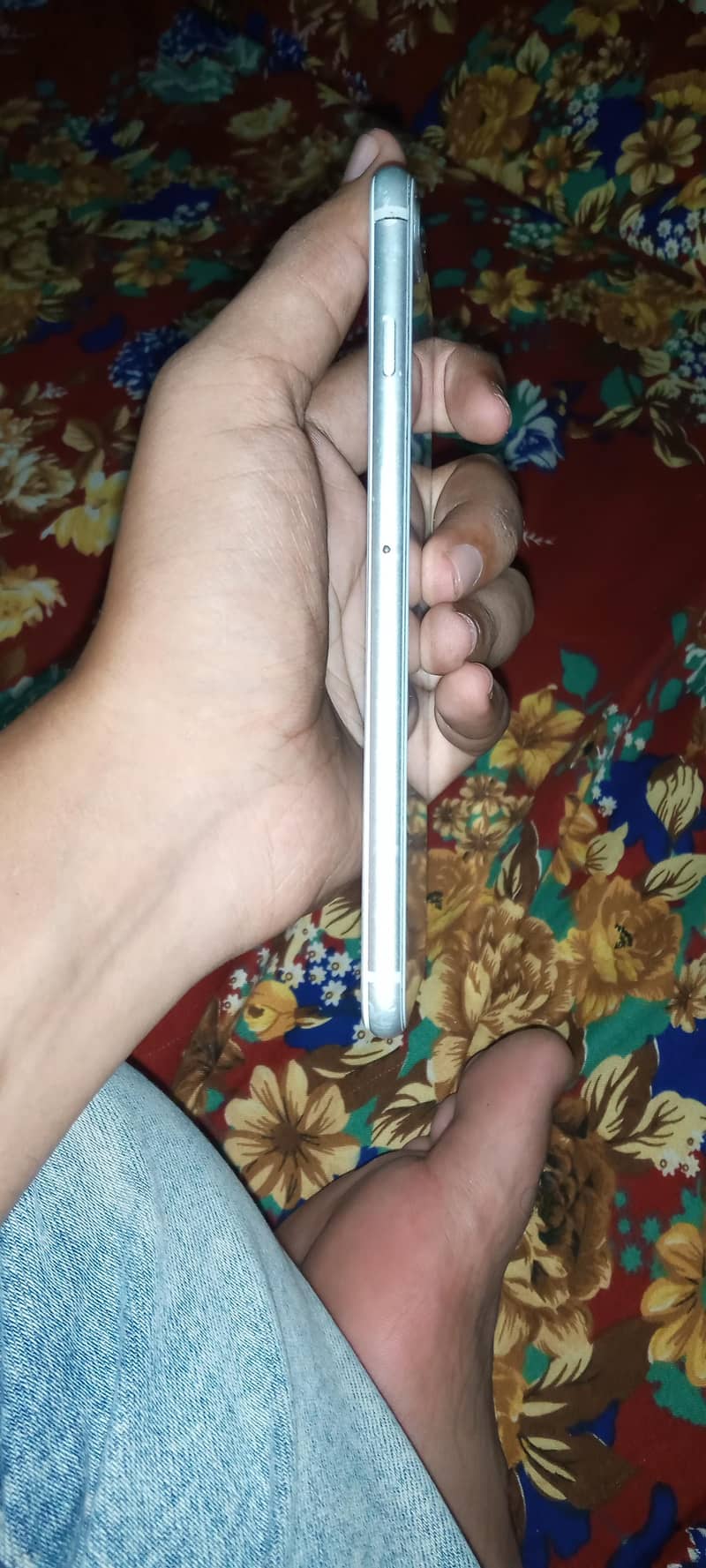 Apple iPhone 8 Plus 4