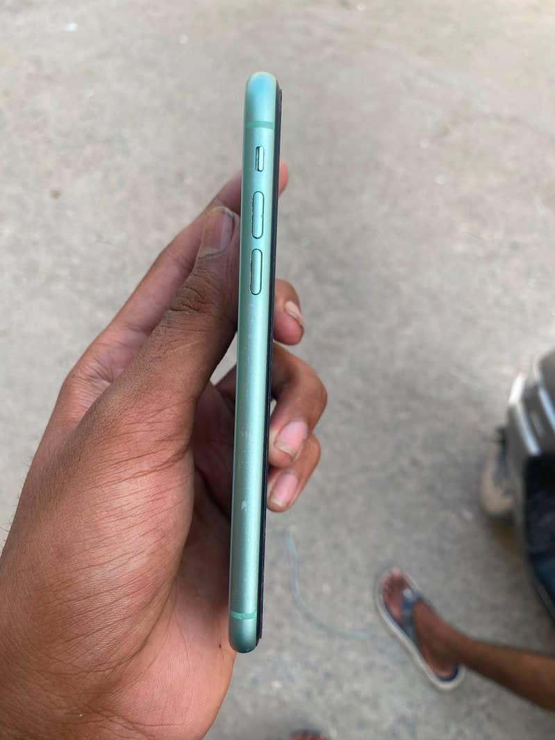 Apple iPhone 11 4