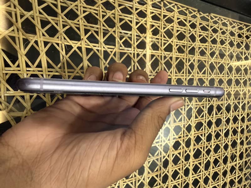 Apple iPhone 11 4