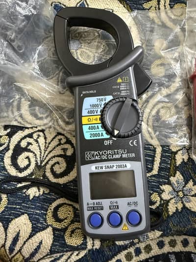 Digital clamp meter