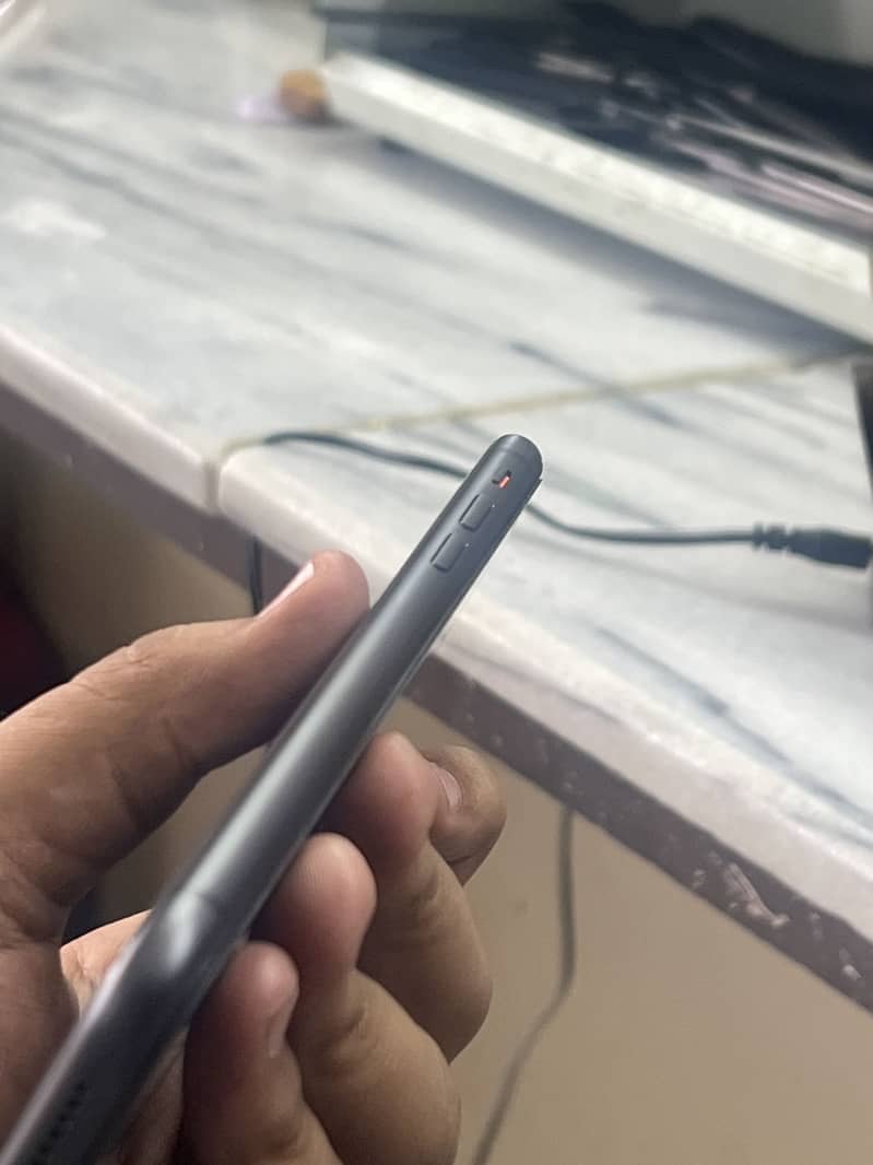 Apple iPhone 11 4