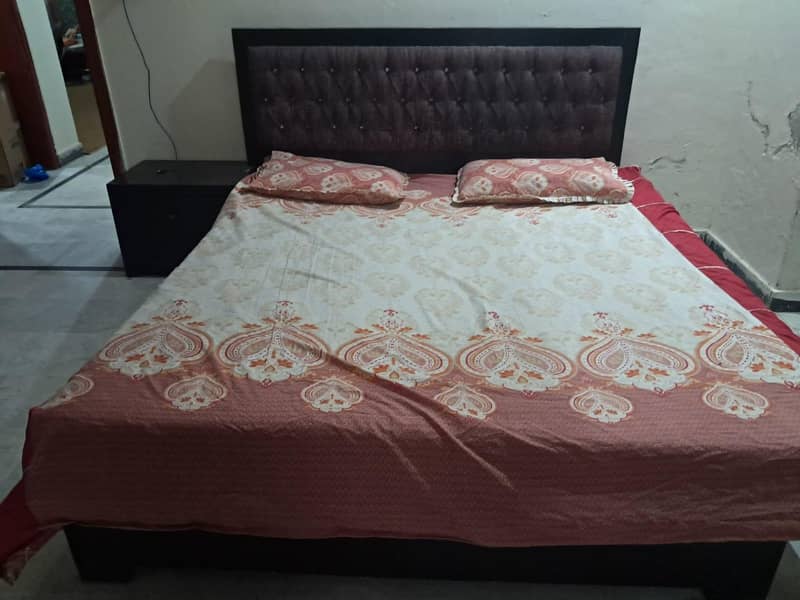 double bed with one side table 0