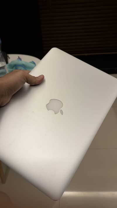 MACBOOK AIR 2017 ONLY HINGE PROBLEM FACTORY PROBLEM THATS WHY CHEAP