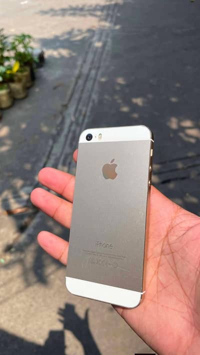 iPhone 5s PTA approved with box03325809156 whatsapp  Only WhatsApp
