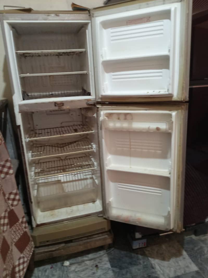 medium size fridge 0