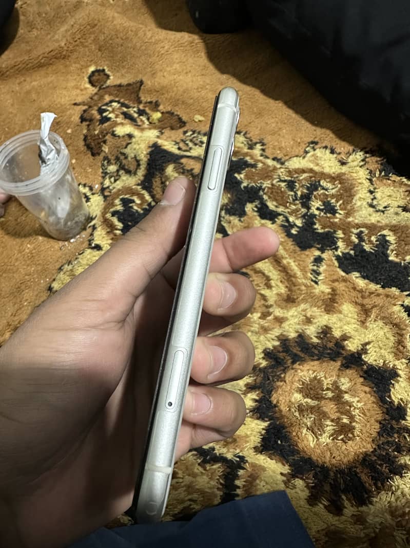 Apple iPhone 11 4