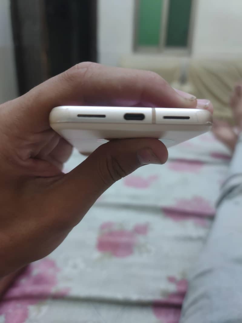 Google Pixel 8 4