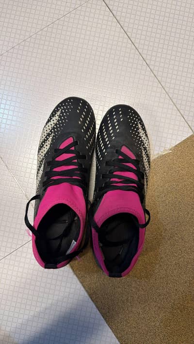 Addidas football/soccer boots size is 7.5 us and 7 uk  listed for