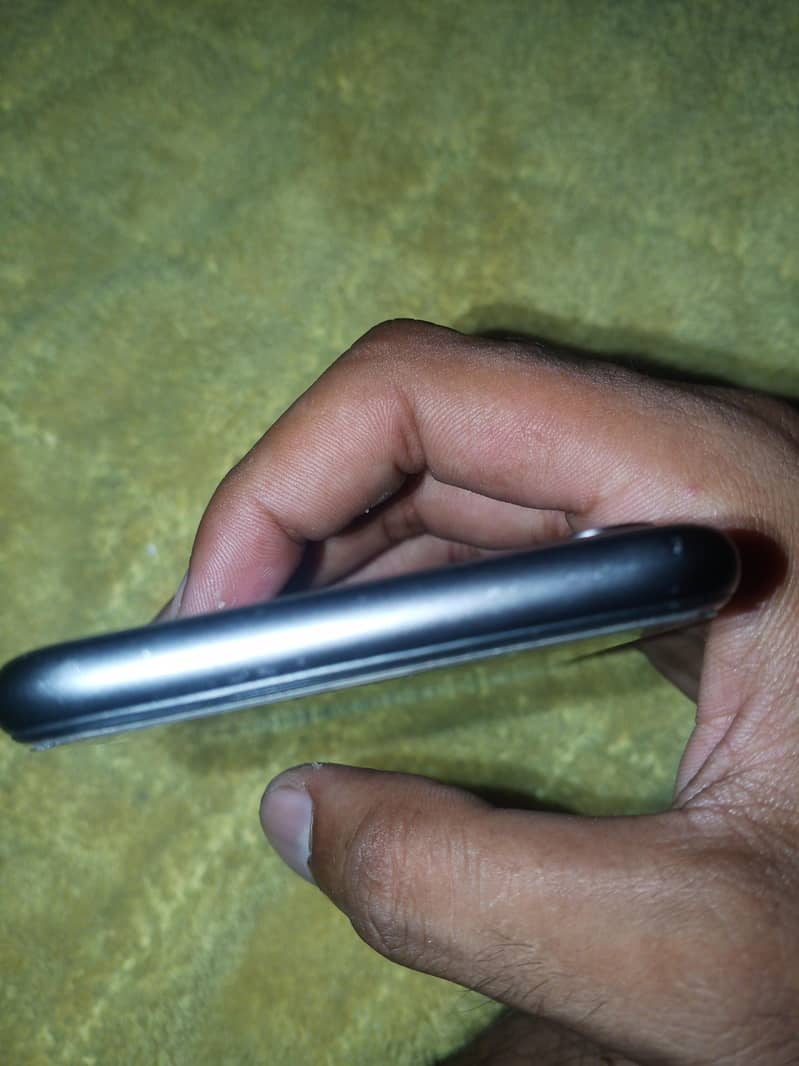 Apple iPhone 11 4