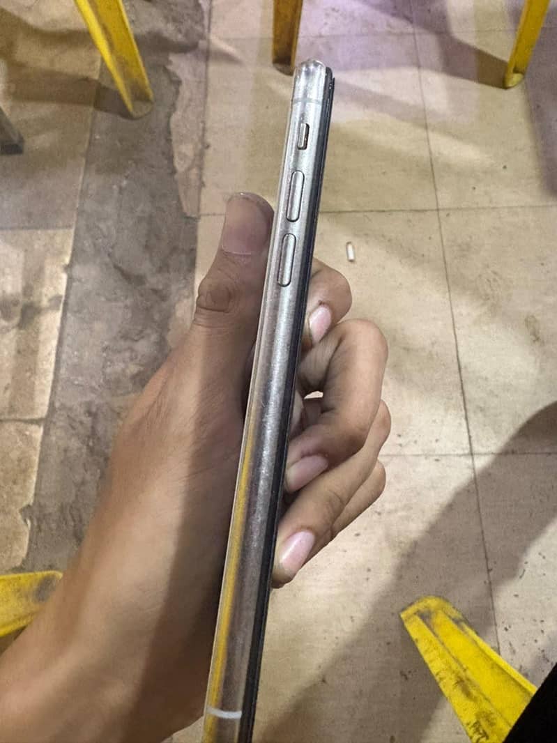 Apple iPhone X 4