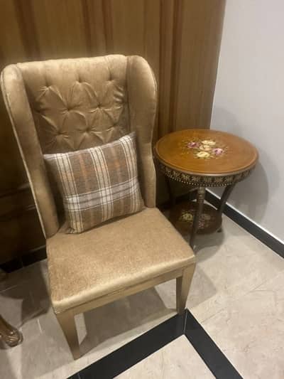 Boss set of 2 chairs new selling urgently.