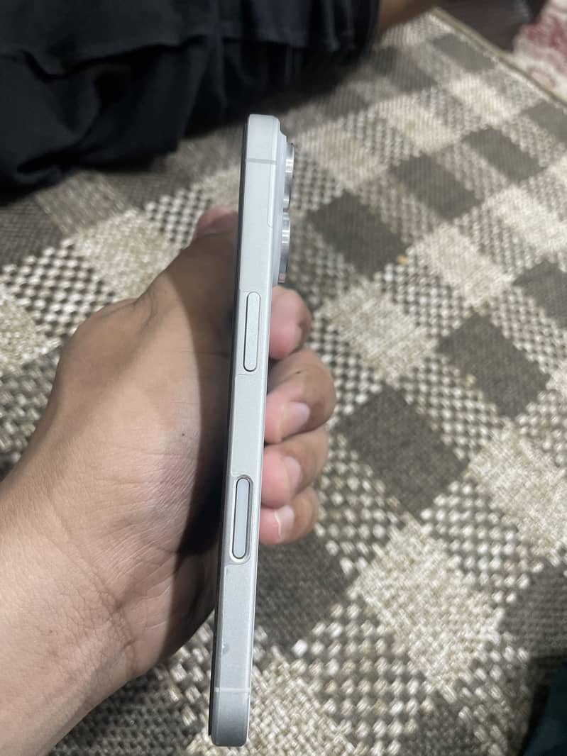 Apple iPhone 16 1