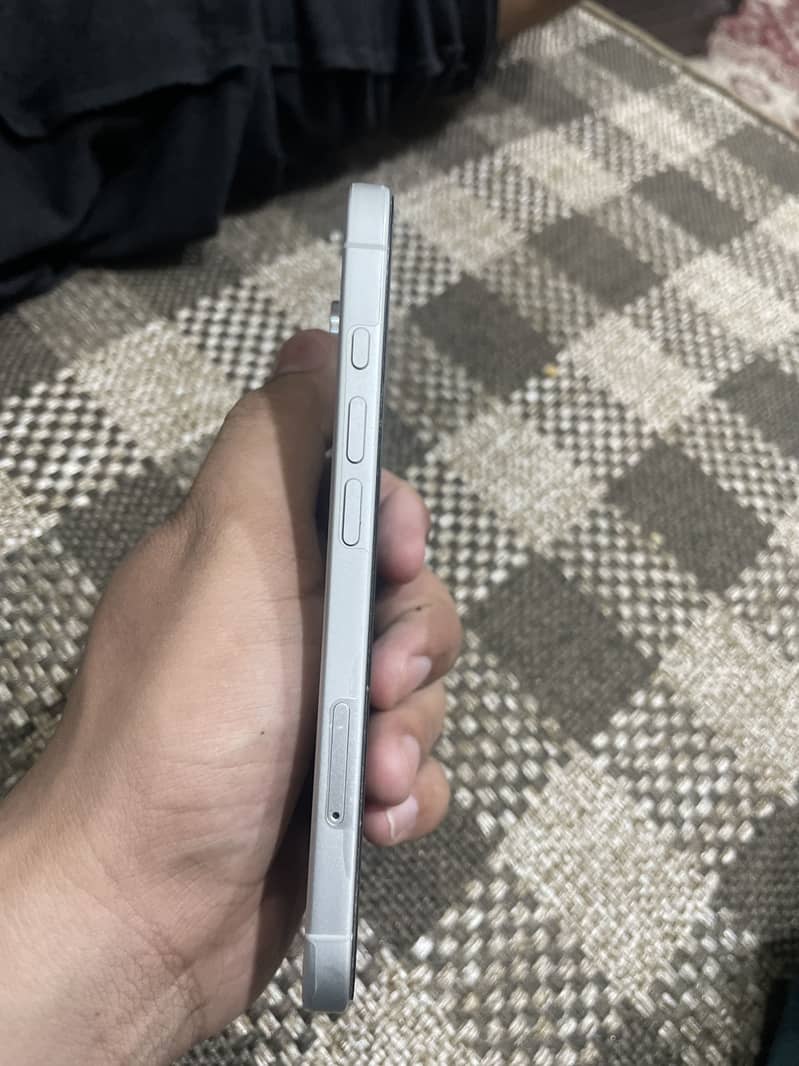 Apple iPhone 16 2