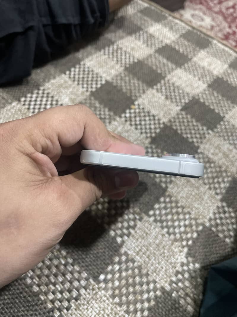 Apple iPhone 16 3