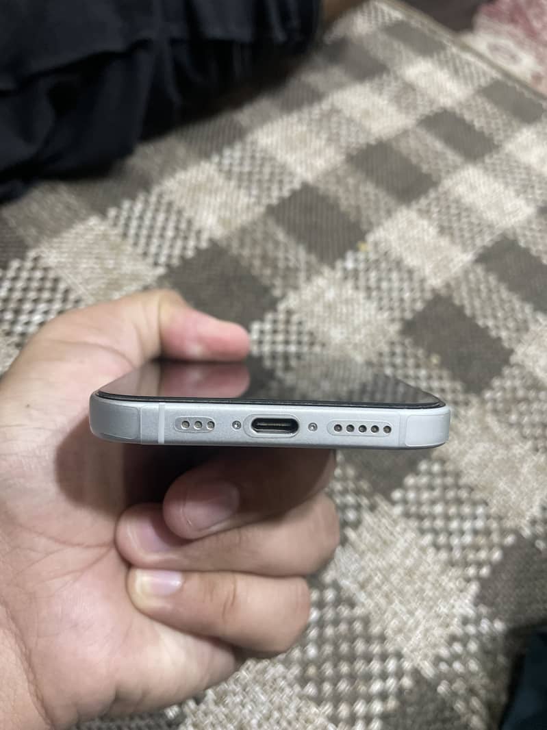 Apple iPhone 16 4