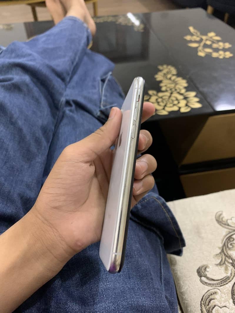 Apple iPhone X 4