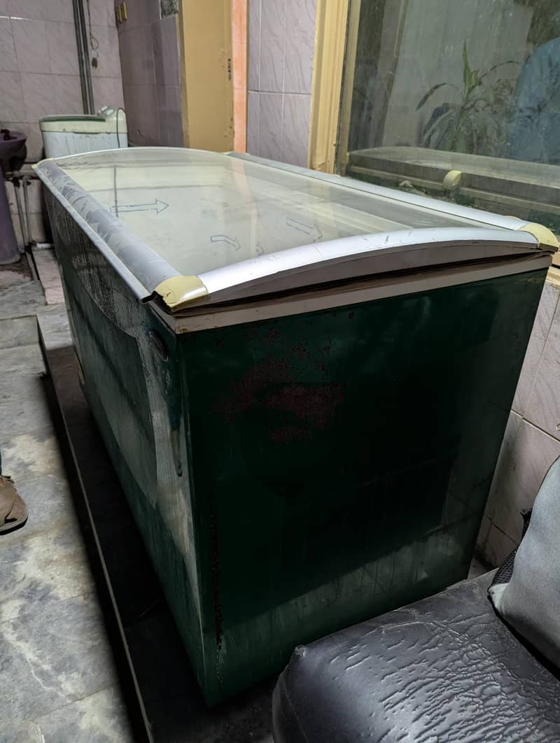 Waves Deep Freezer in Pristine Condition 6