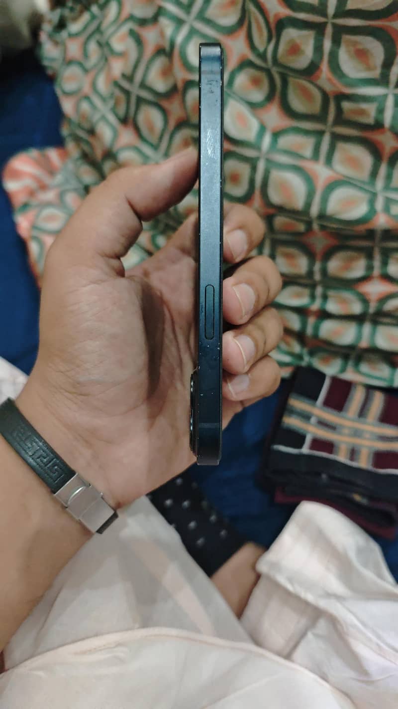 Apple iPhone 13 4
