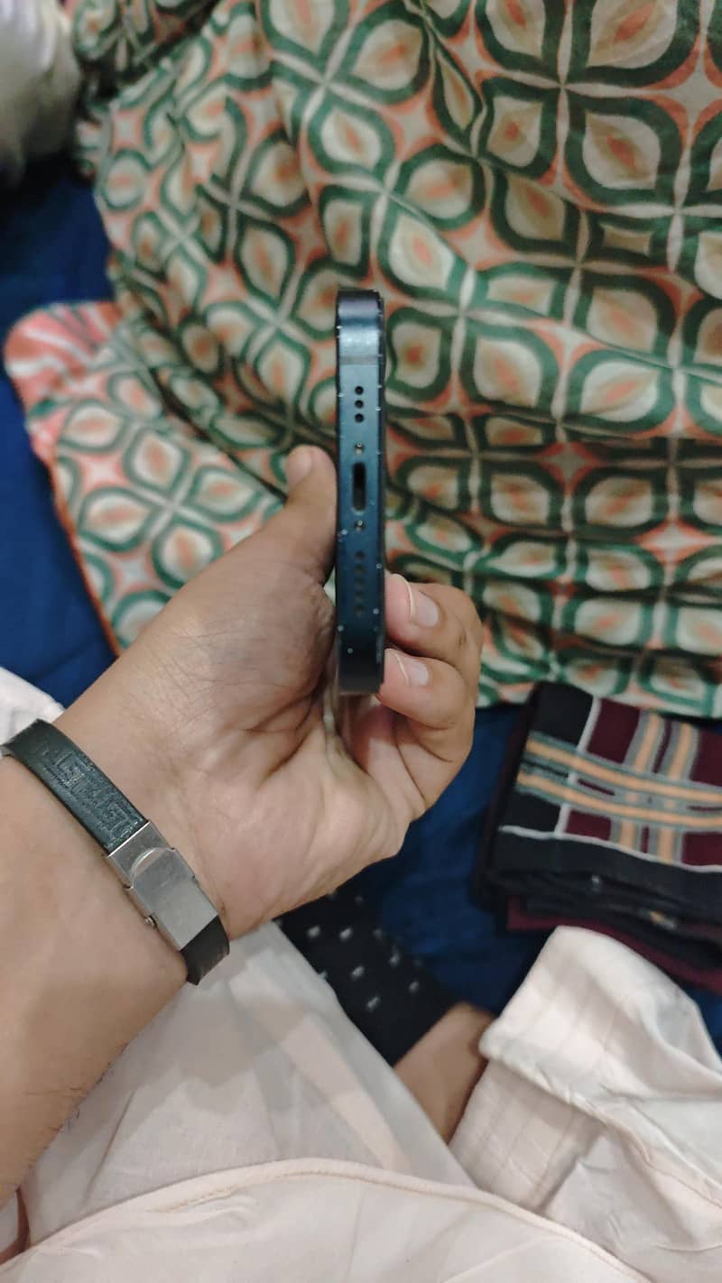 Apple iPhone 13 5