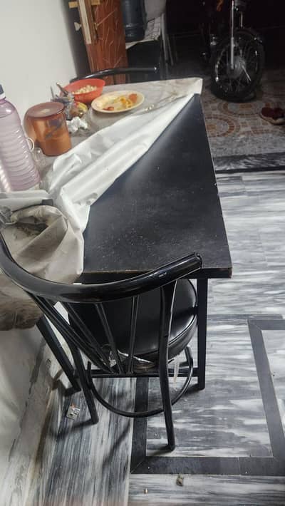 assalamu alaikum black table hai aur black hi char kursi hai