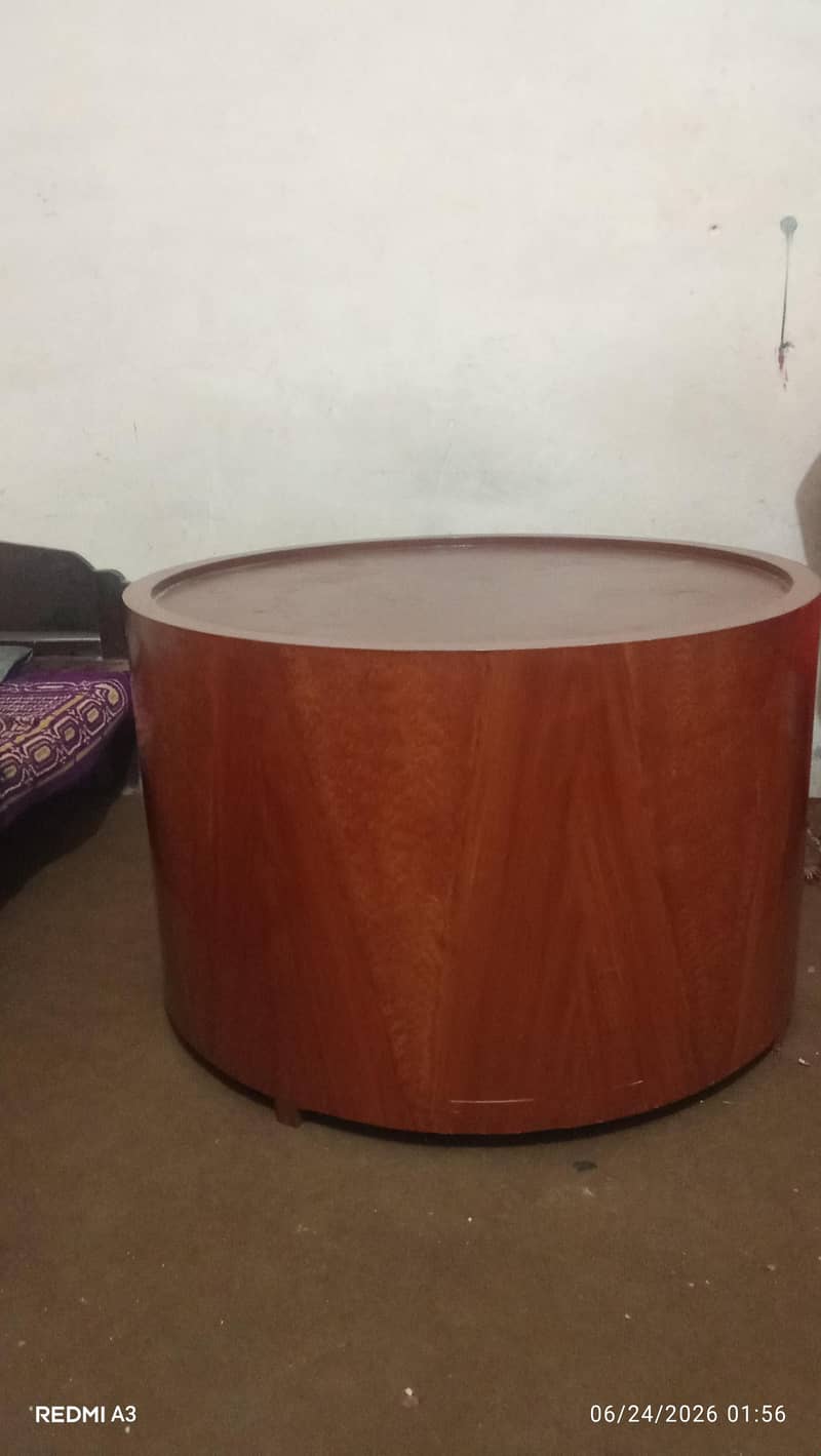 Round shape table 0