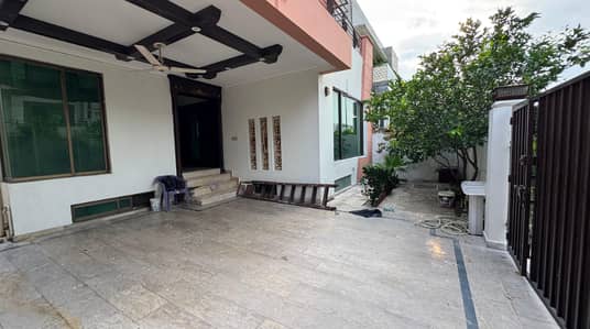 10 Marla Beautiful Lower Portion For Rent in Parkview City Lahore