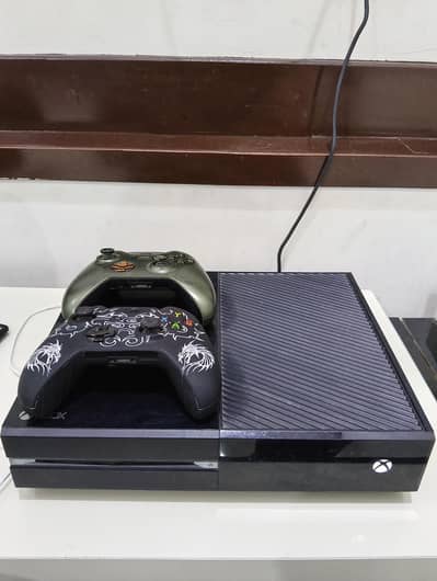 Xbox One 500gb in Good Condition All accessories