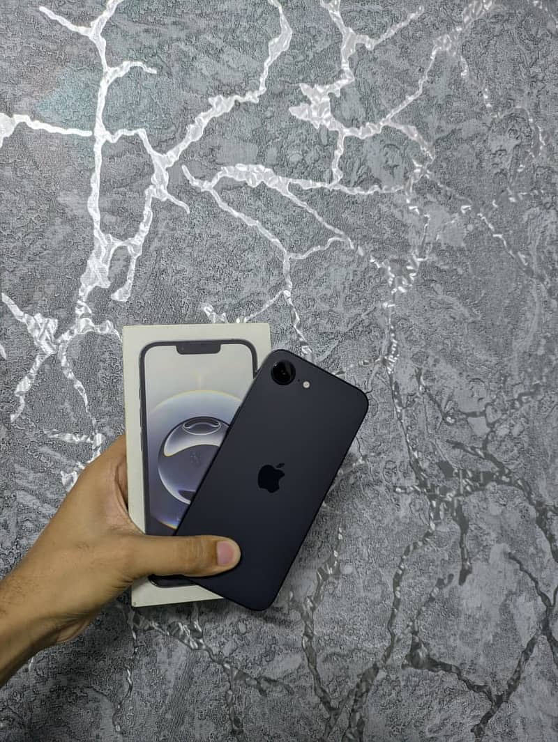 Apple iPhone 16e 0