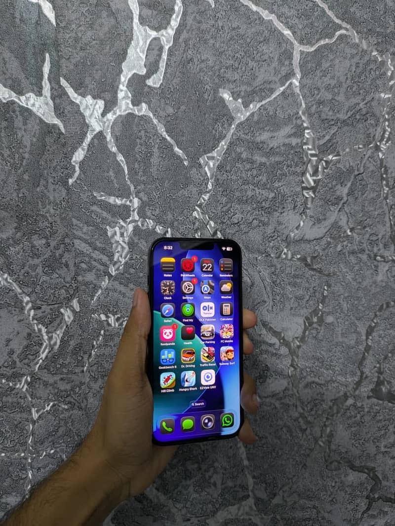Apple iPhone 16e 2