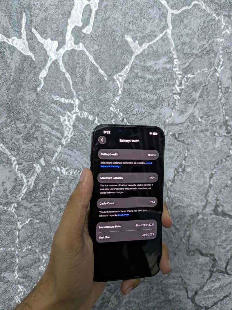 Apple iPhone 16e 3