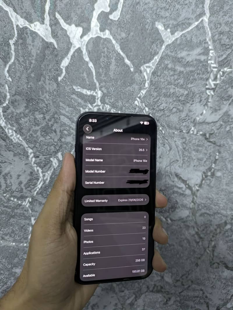 Apple iPhone 16e 4