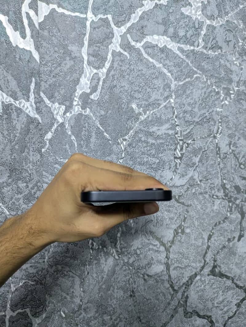 Apple iPhone 16e 5