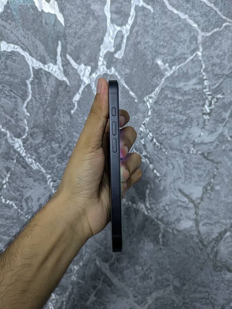 Apple iPhone 16e 6