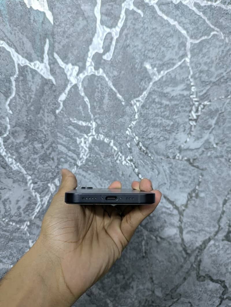 Apple iPhone 16e 7