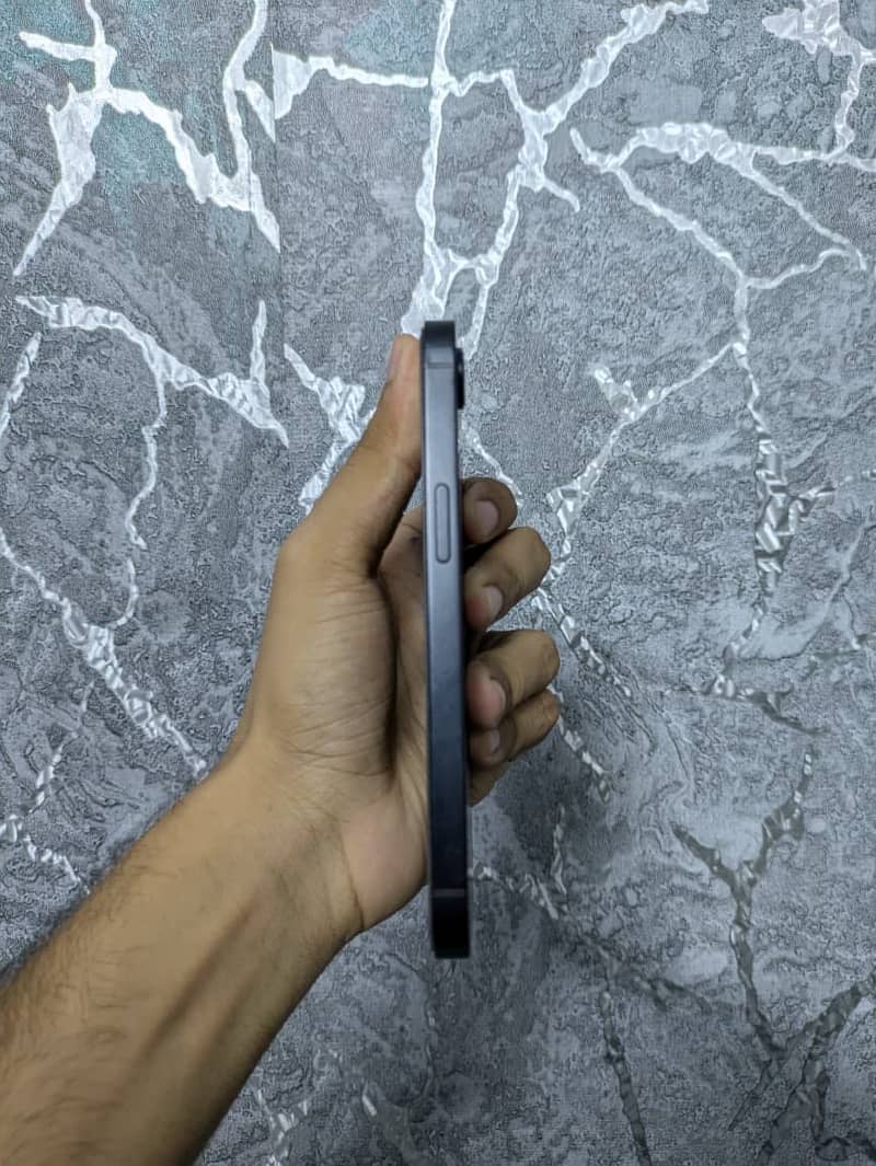 Apple iPhone 16e 8