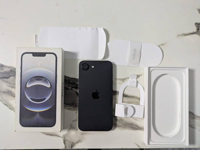 Apple iPhone 16e 9