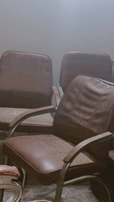 Chairs taris me rakhney wala chair or office chair  5 piecee