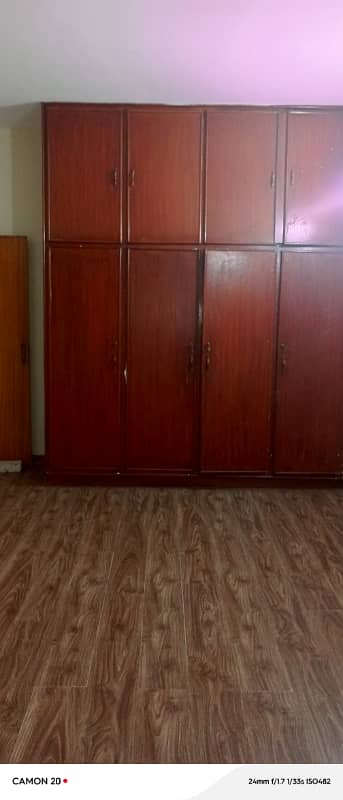 Kareem block 10 Marla upper portion idel location